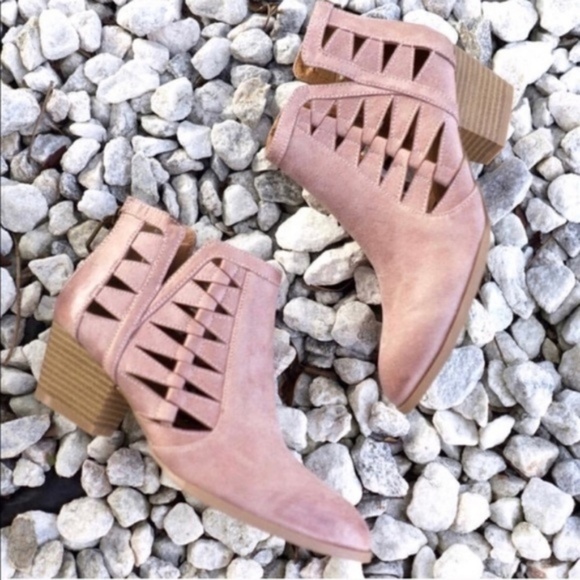 Last Pair Sz 7! Cutout Pink Booties - Picture 3 of 7